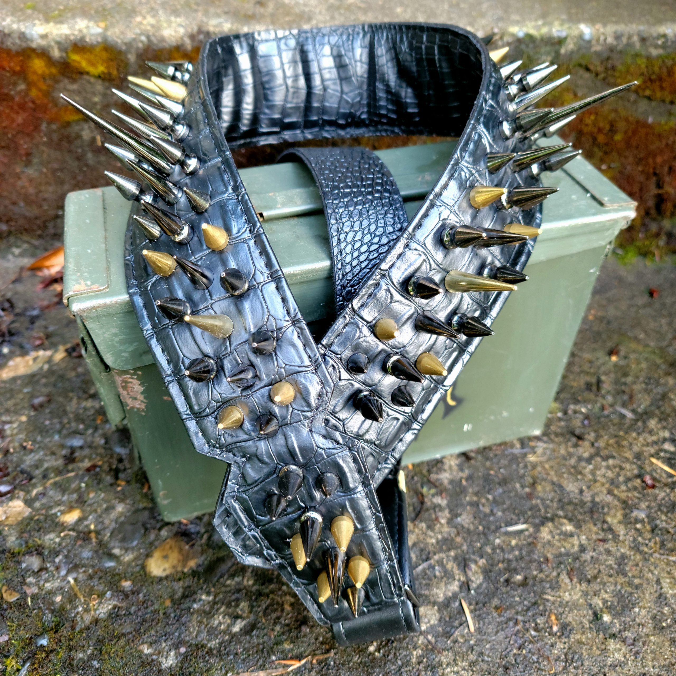 Bludgluttin - Croc - black and multi-alloy (black and brass) spiked guitar  strap